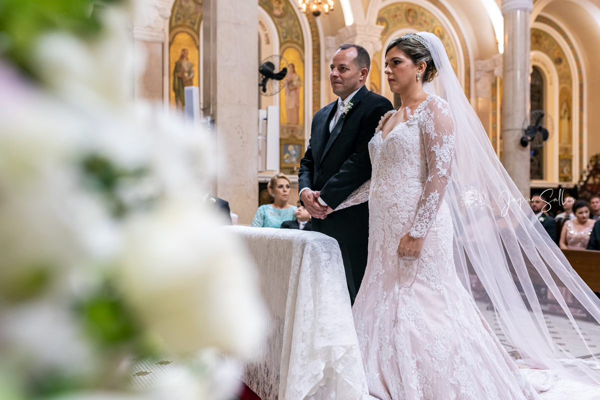 Fotografia do casamento de Ana Catarina e Dagoberto na Igreja São Paulo Apóstolo localizada em Copacabana Rio de Janeiro - RJ registro de Jaque Salles Fotografia