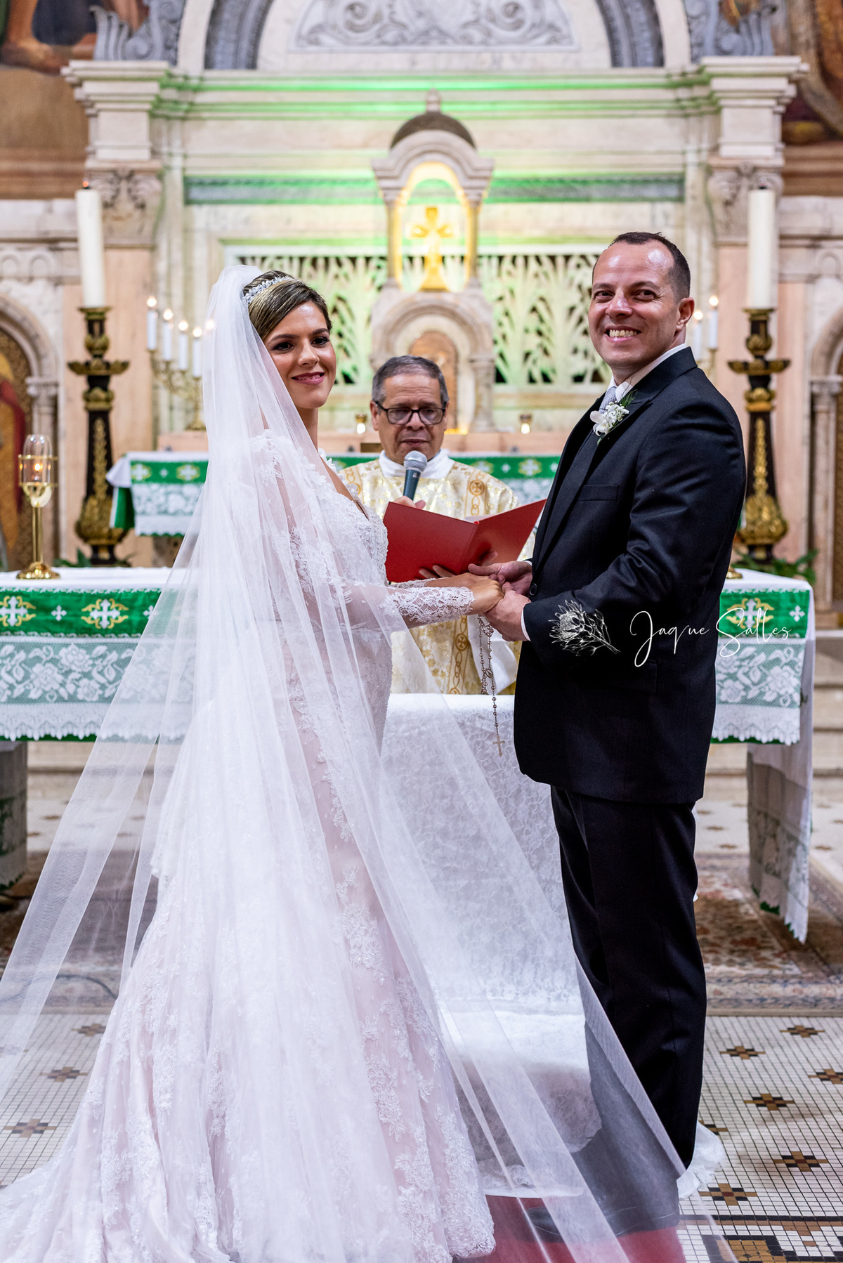Fotografia de detalhes, a aliança sobre as mãos da noiva Ana Catarina. Cerimônia realizada na Igreja São Paulo Apóstolo localizada em Copacabana Rio de Janeiro - RJ registro da fotógrafa Jaque Salles 