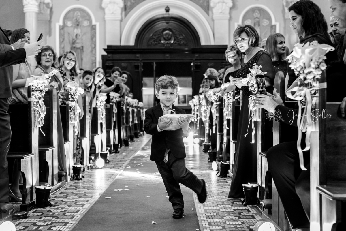 Pagem e filho dos noivos entra na igreja durante casamento e faz sucesso entre os convidados. Fotografia de Jaque Salles