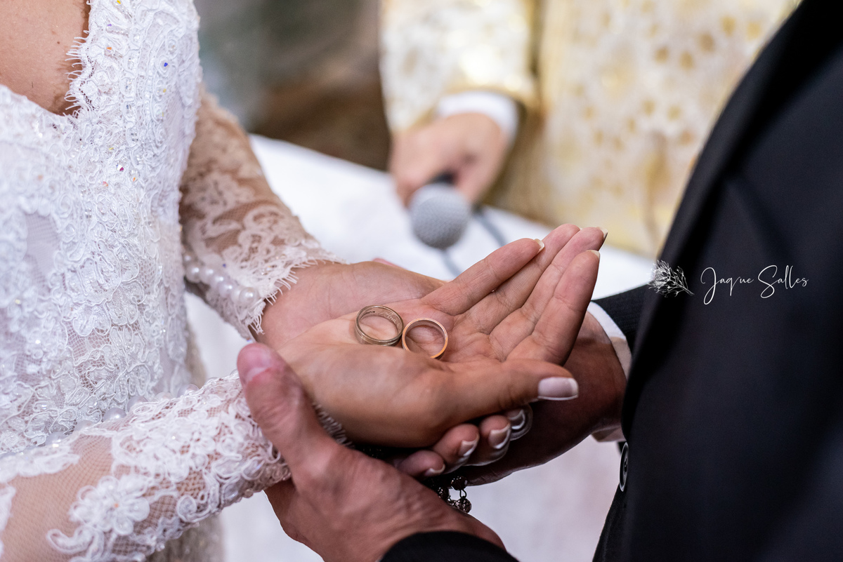 Fotografia de detalhes, a aliança sobre as mãos da noiva Ana Catarina. Cerimônia realizada na Igreja São Paulo Apóstolo localizada em Copacabana Rio de Janeiro - RJ registro da fotógrafa Jaque Salles 