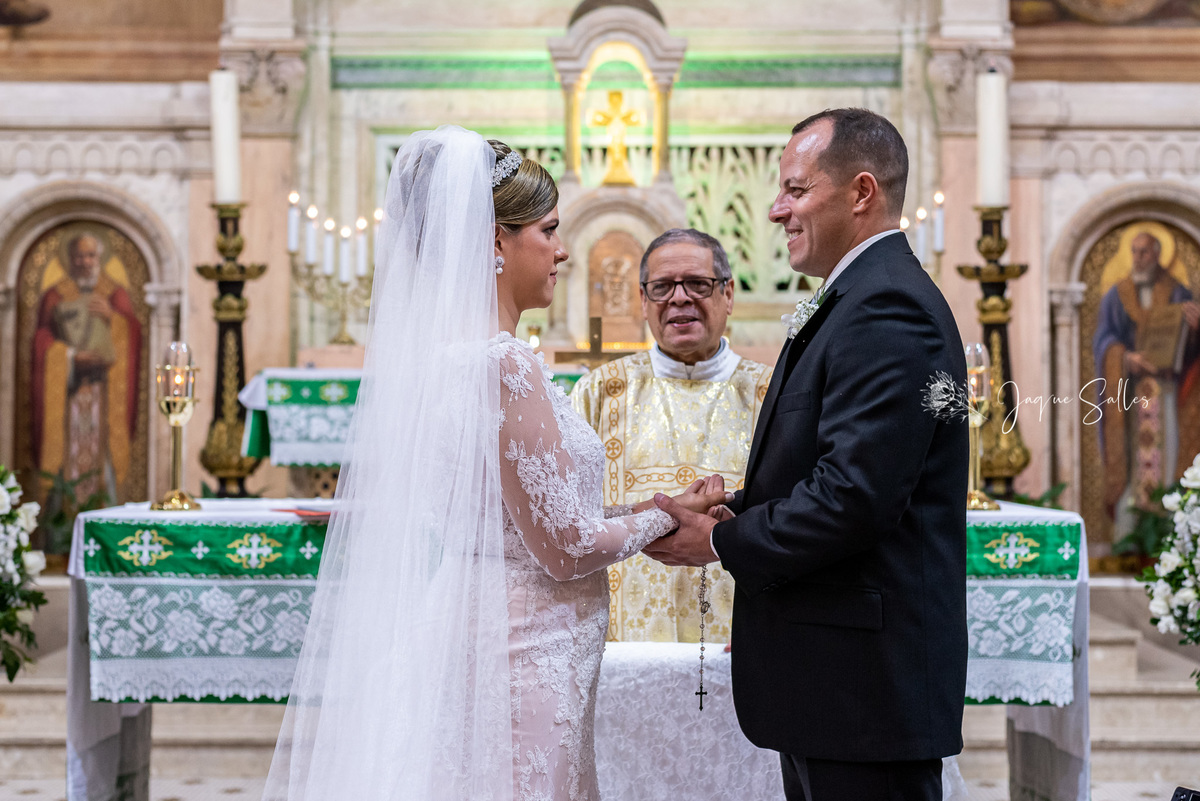 Fotografia do casamento de Ana Catarina e Dagoberto na Igreja São Paulo Apóstolo localizada em Copacabana Rio de Janeiro - RJ registro de Jaque Salles Fotografia