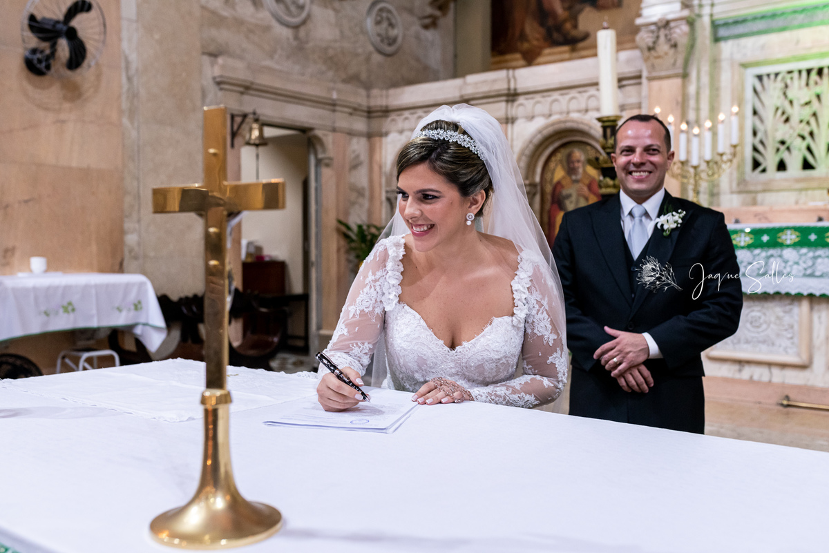 Assinatura da certidão de casamento dos noivos Ana Catarina e Dagoberto. Cerimônia realizada na Igreja São Paulo Apóstolo localizada em Copacabana Rio de Janeiro - RJ registro da fotógrafa Jaque Salles 