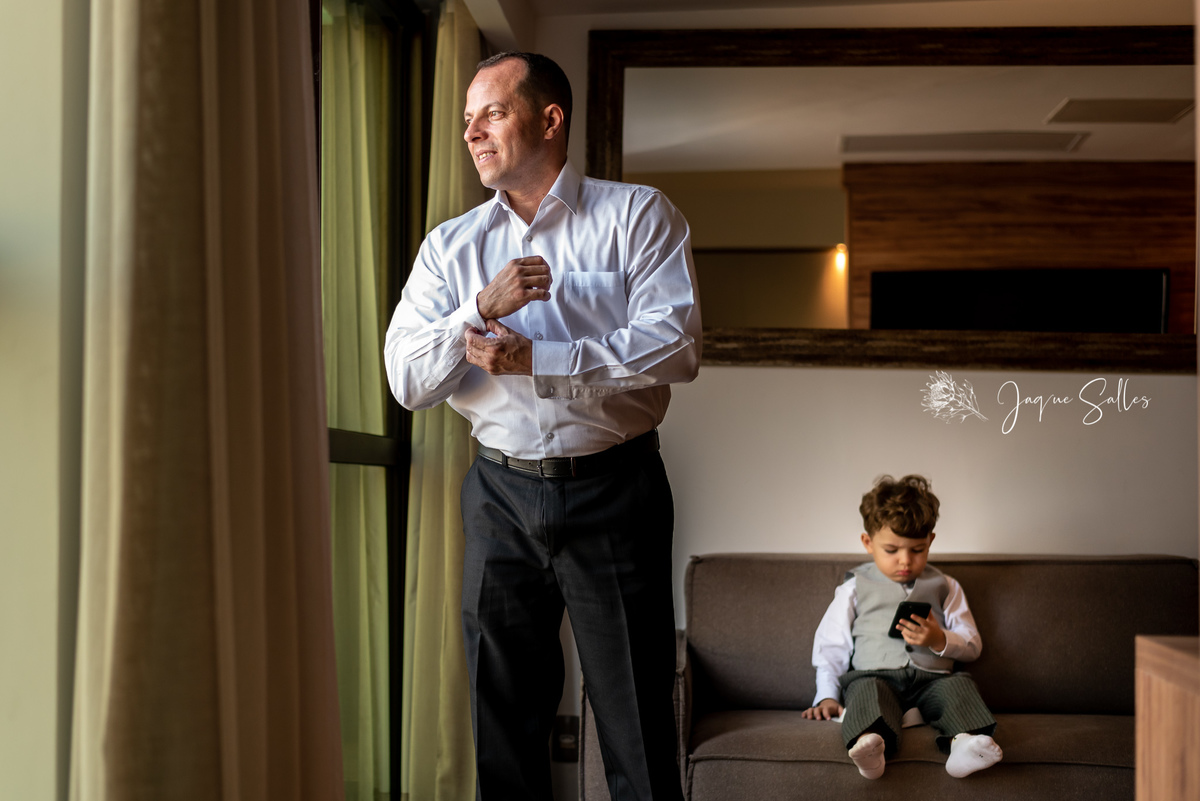 Making of do noivo e seu filho registrado no hotel Arena do Leme por Jaque Salles Fotografia, fotógrafa do Rio de Janeiro - RJ