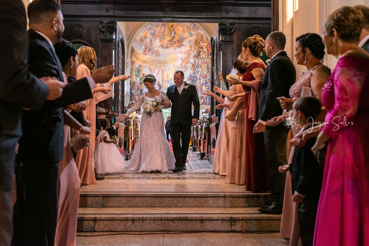 Saída dos noivos do casamento com chuva de arroz, Igreja São Paulo Apóstolo localizada em Copacabana Rio de Janeiro - RJ registro de Jaque Salles Fotografia