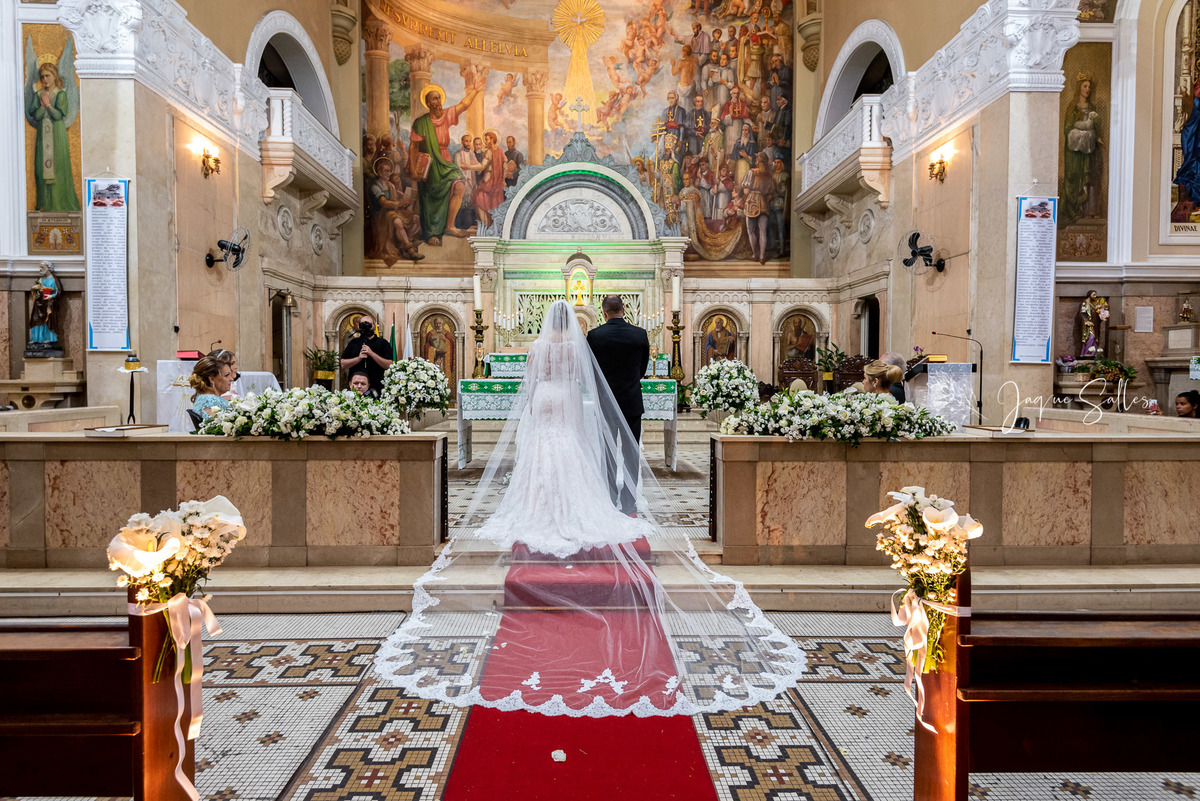 Fotografia aberta do casamento de Ana Catarina e Dagoberto na Igreja São Paulo Apóstolo localizada em Copacabana Rio de Janeiro - RJ registro de Jaque Salles Fotografia