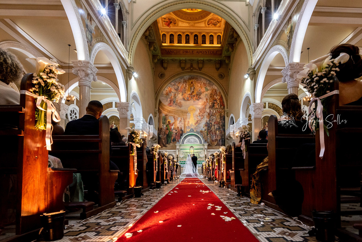 Fotografia aberta do casamento de Ana Catarina e Dagoberto na Igreja São Paulo Apóstolo localizada em Copacabana Rio de Janeiro - RJ registro de Jaque Salles Fotografia