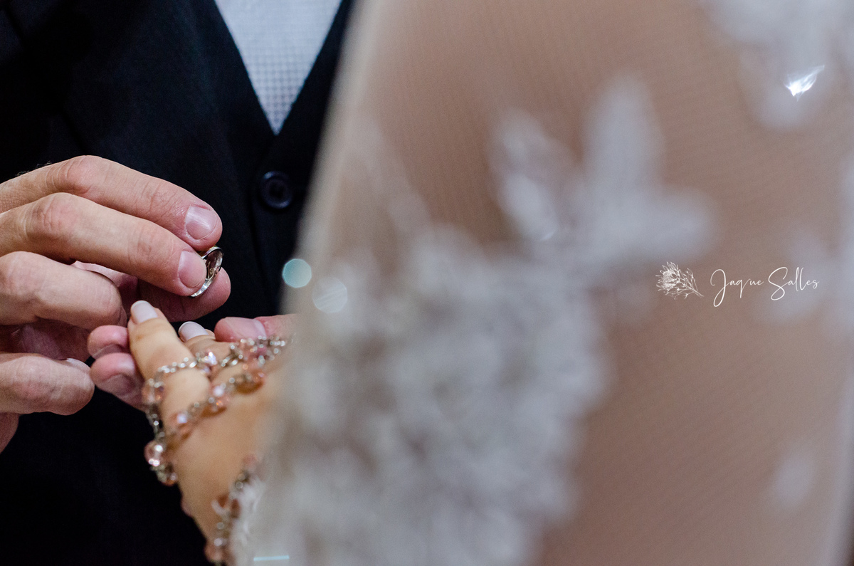 Fotografia de detalhes, troca de alianças dos noivos Ana Catarina e Dagoberto. Cerimônia realizada na Igreja São Paulo Apóstolo localizada em Copacabana Rio de Janeiro - RJ registro da fotógrafa Jaque Salles 