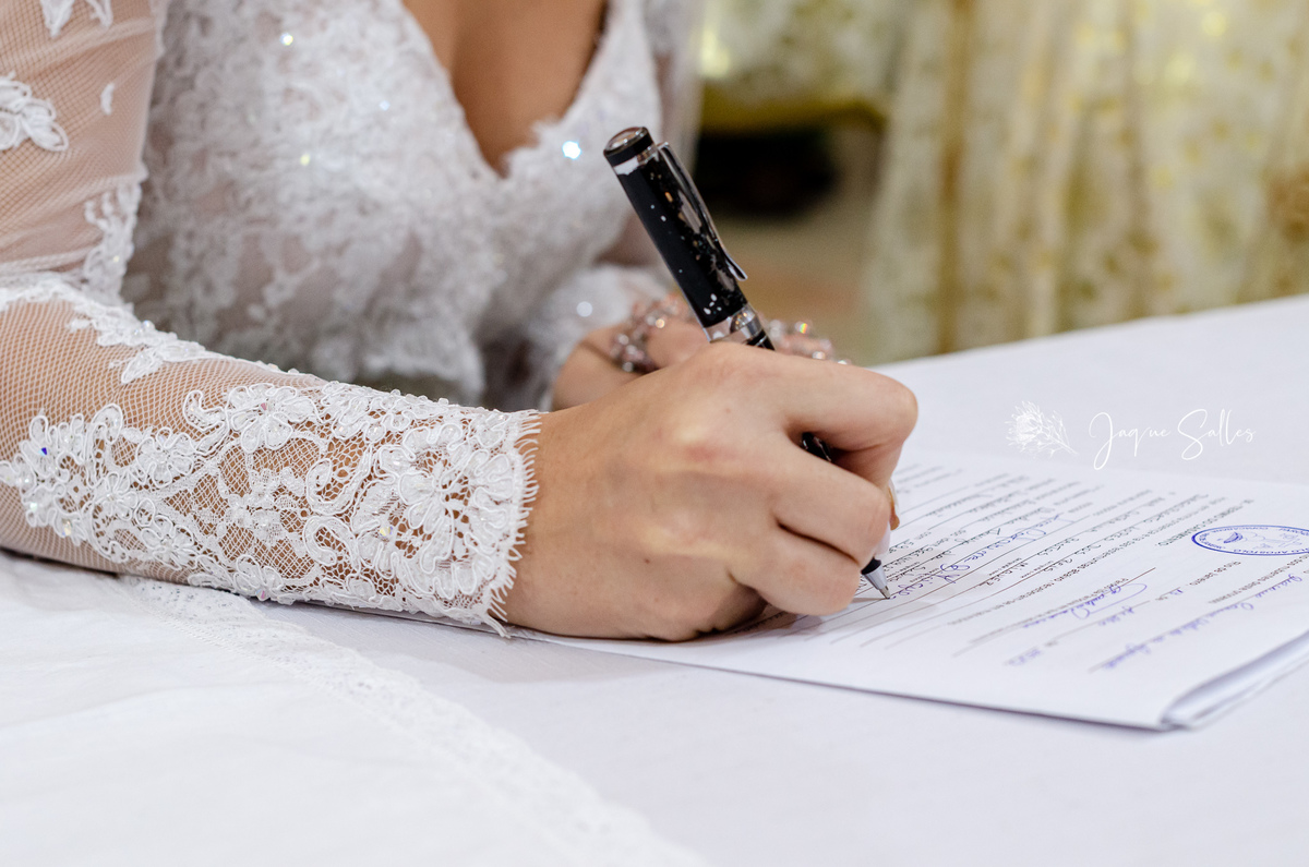 Assinatura da certidão de casamento dos noivos Ana Catarina e Dagoberto. Cerimônia realizada na Igreja São Paulo Apóstolo localizada em Copacabana Rio de Janeiro - RJ registro da fotógrafa Jaque Salles 