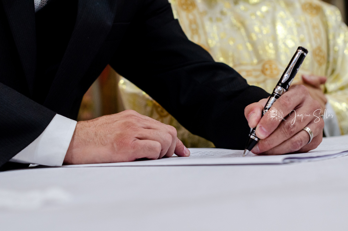 Assinatura da certidão de casamento dos noivos Ana Catarina e Dagoberto. Cerimônia realizada na Igreja São Paulo Apóstolo localizada em Copacabana Rio de Janeiro - RJ registro da fotógrafa Jaque Salles 