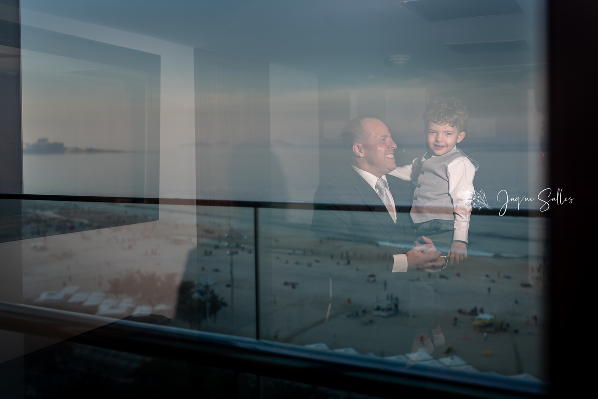 Making of do noivo e seu filho registrado no hotel Arena do Leme por Jaque Salles Fotografia, fotógrafa do Rio de Janeiro - RJ