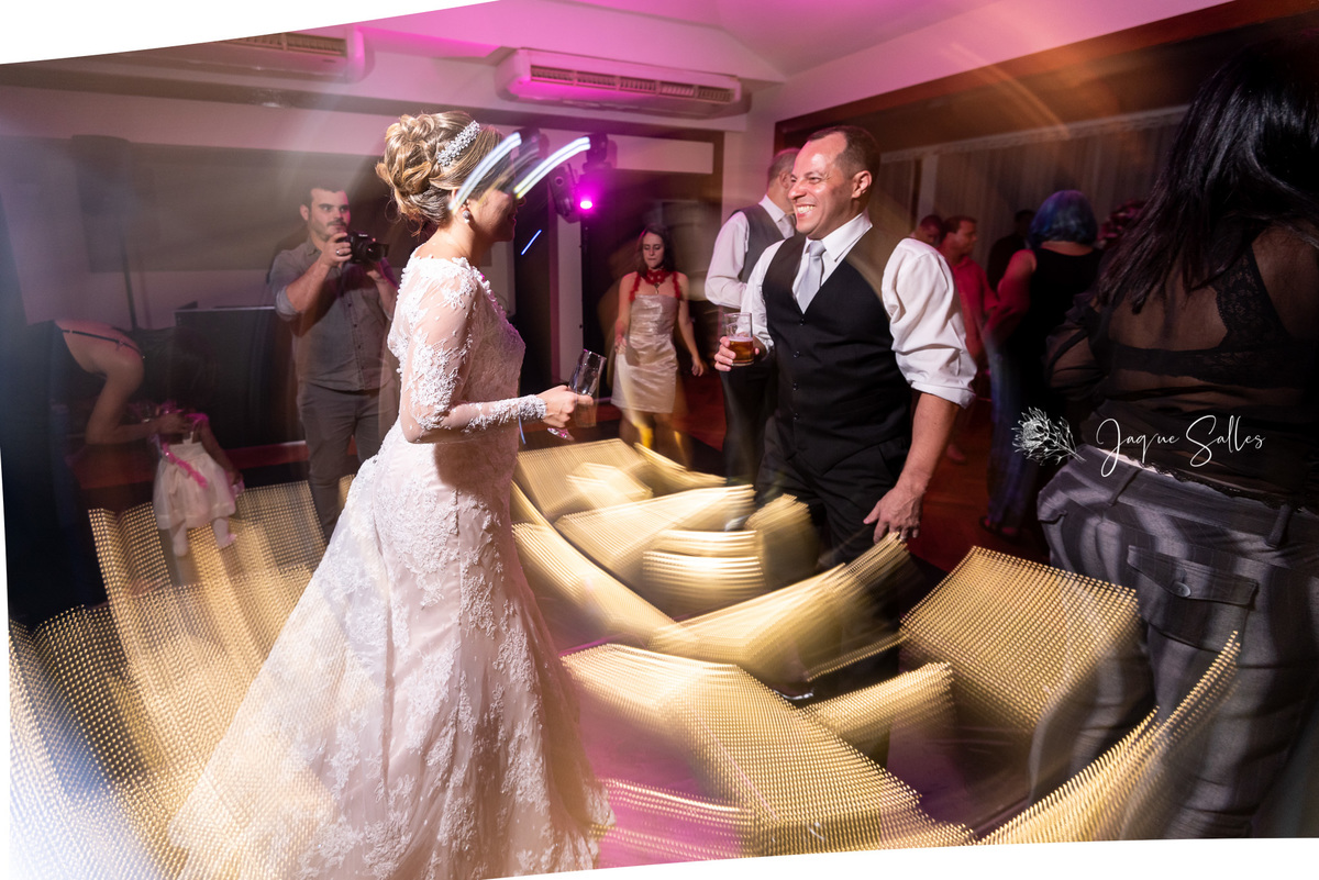 Noivos abrem a pista de dança no Leme Tênis Clube, Rio de Janeiro - RJ. Registro da fotógrafa Jaque Salles Fotografia