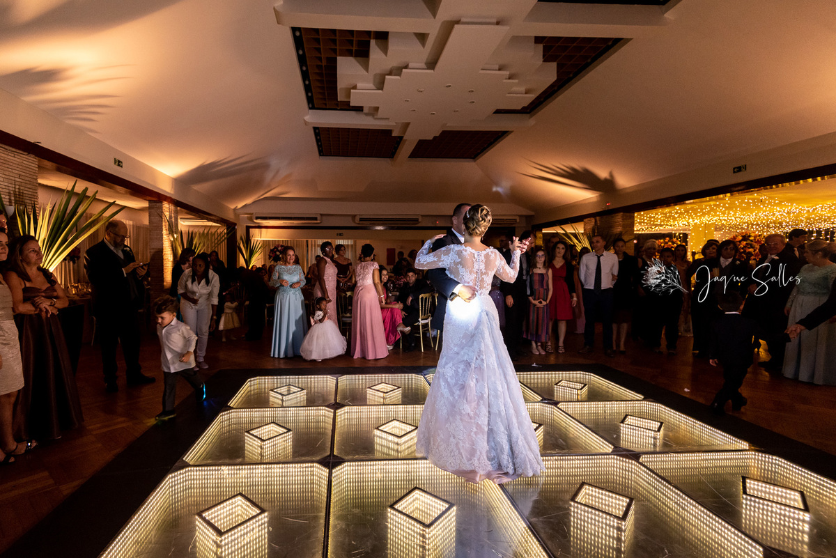 Noivos abrem a pista de dança no Leme Tênis Clube, Rio de Janeiro - RJ. Registro da fotógrafa Jaque Salles Fotografia
