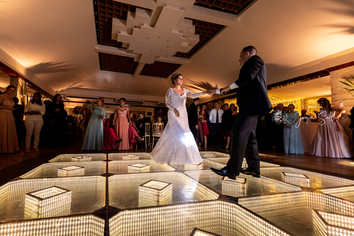 Noivos abrem a pista de dança no Leme Tênis Clube, Rio de Janeiro - RJ. Registro da fotógrafa Jaque Salles Fotografia
