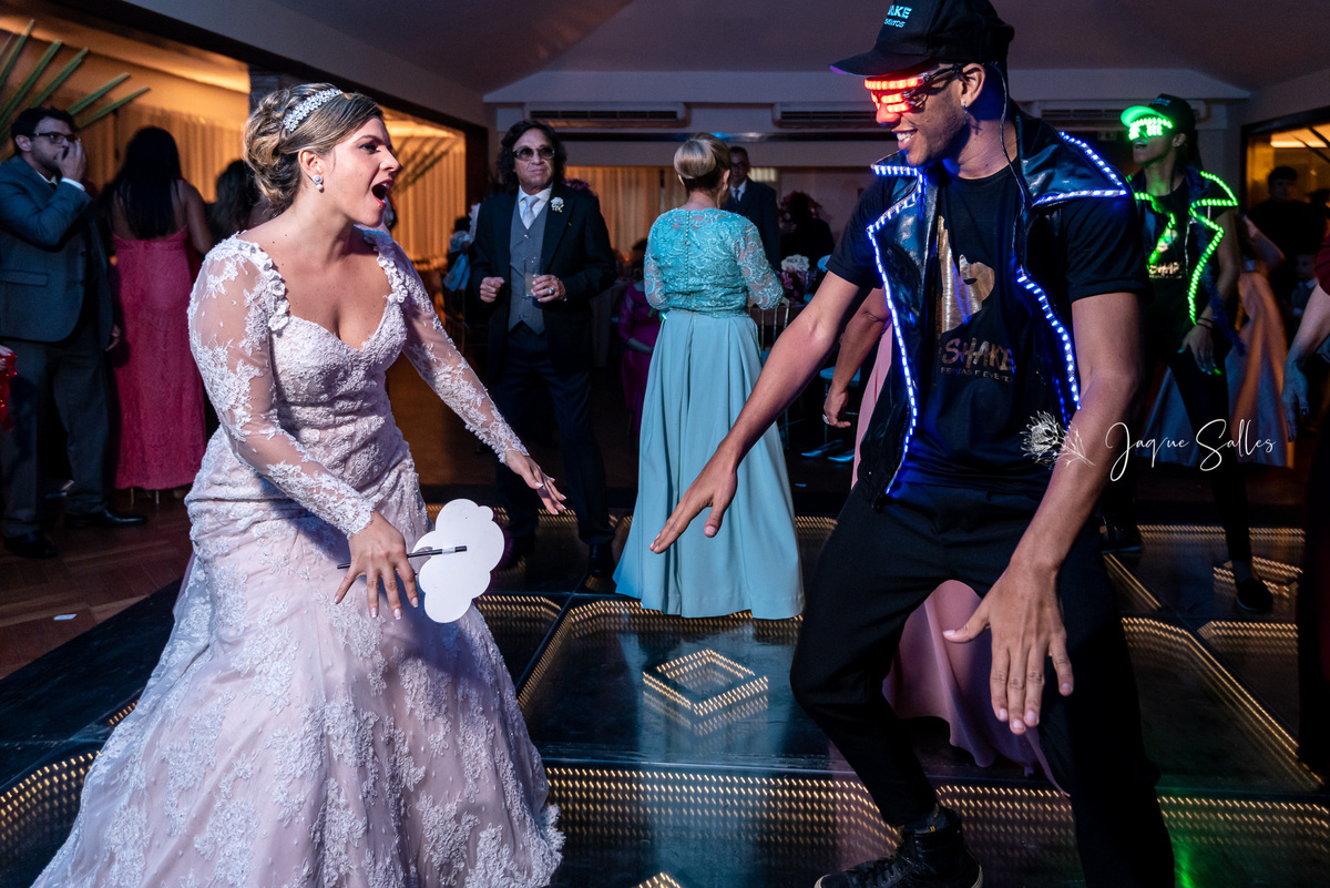 Pista de dança da festa de casamento de Ana Catarina e Dagoberto no Leme Tênis Clube, Rio de Janeiro - RJ. Registro da fotógrafa Jaque Salles Fotografia