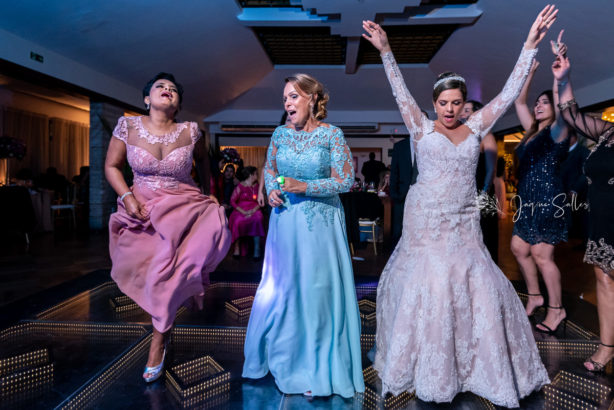 Pista de dança da festa de casamento de Ana Catarina e Dagoberto no Leme Tênis Clube, Rio de Janeiro - RJ. Registro da fotógrafa Jaque Salles Fotografia