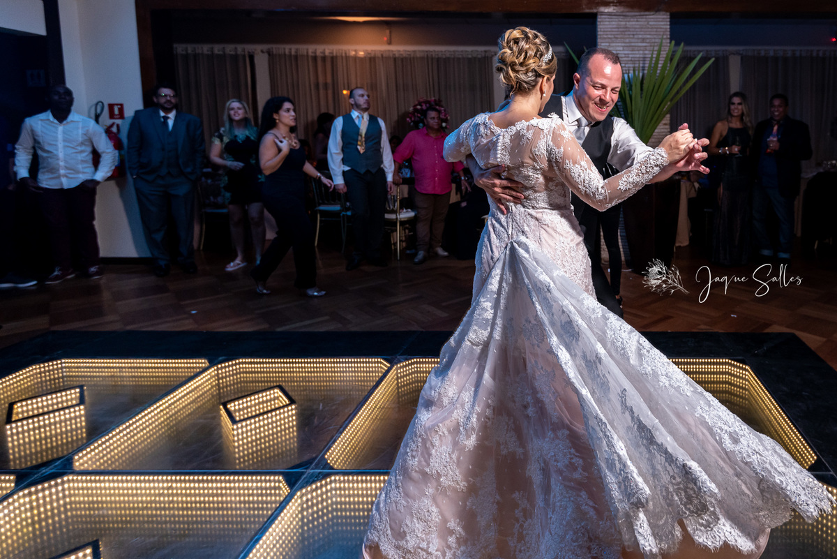 Festa de casamento no Leme Tênis Clube, Rio de Janeiro - RJ. Registro da fotógrafa Jaque Salles 