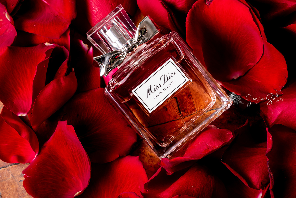 Perfume da noiva fotografado com arte por Jaque Salles Fotografia, fotógrafa no Rio de Janeiro RJ
