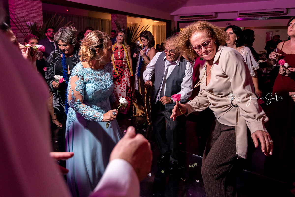 Pista de dança da festa de casamento de Ana Catarina e Dagoberto no Leme Tênis Clube, Rio de Janeiro - RJ. Registro da fotógrafa Jaque Salles Fotografia