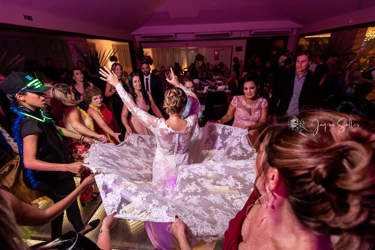 Festa de casamento no Leme Tênis Clube, Rio de Janeiro - RJ. Registro da fotógrafa Jaque Salles 