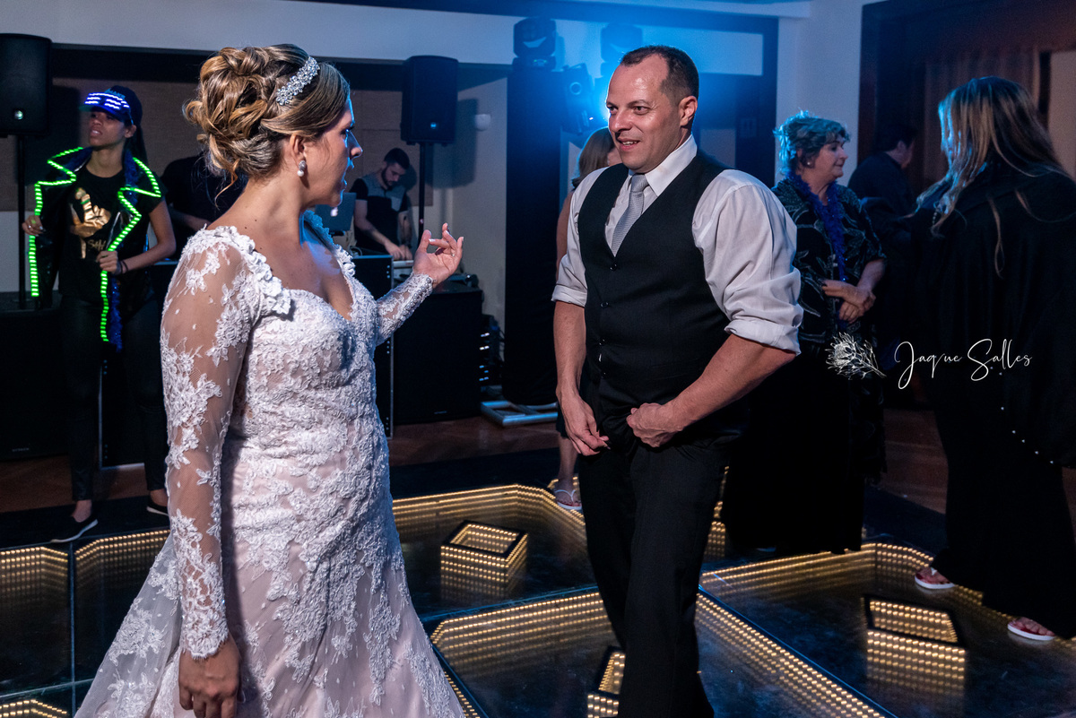 Festa de casamento no Leme Tênis Clube, Rio de Janeiro - RJ. Registro da fotógrafa Jaque Salles 