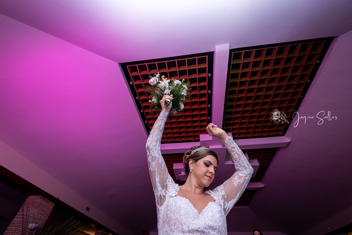 Hora da jogar o buquê na festa de casamento que aconteceu no Leme Tênis Clube, Rio de Janeiro - RJ. Registro da fotógrafa Jaque Salles 