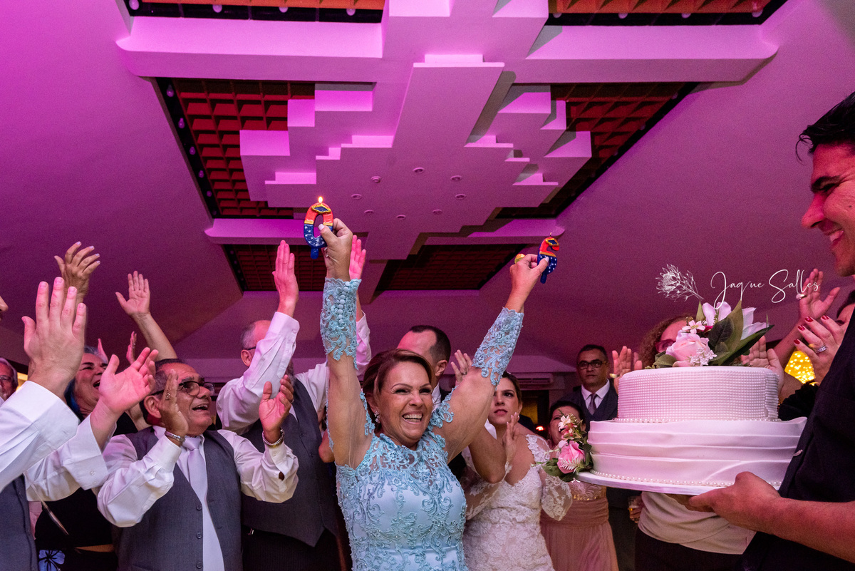 Mãe comemora 60 anos durante festa de casamento da filha no Leme Tênis Clube, Rio de Janeiro - RJ. Registro da fotógrafa Jaque Salles 