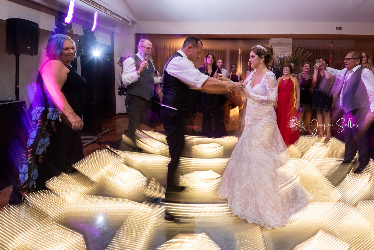 Festa de casamento no Leme Tênis Clube, Rio de Janeiro - RJ. Registro da fotógrafa Jaque Salles 