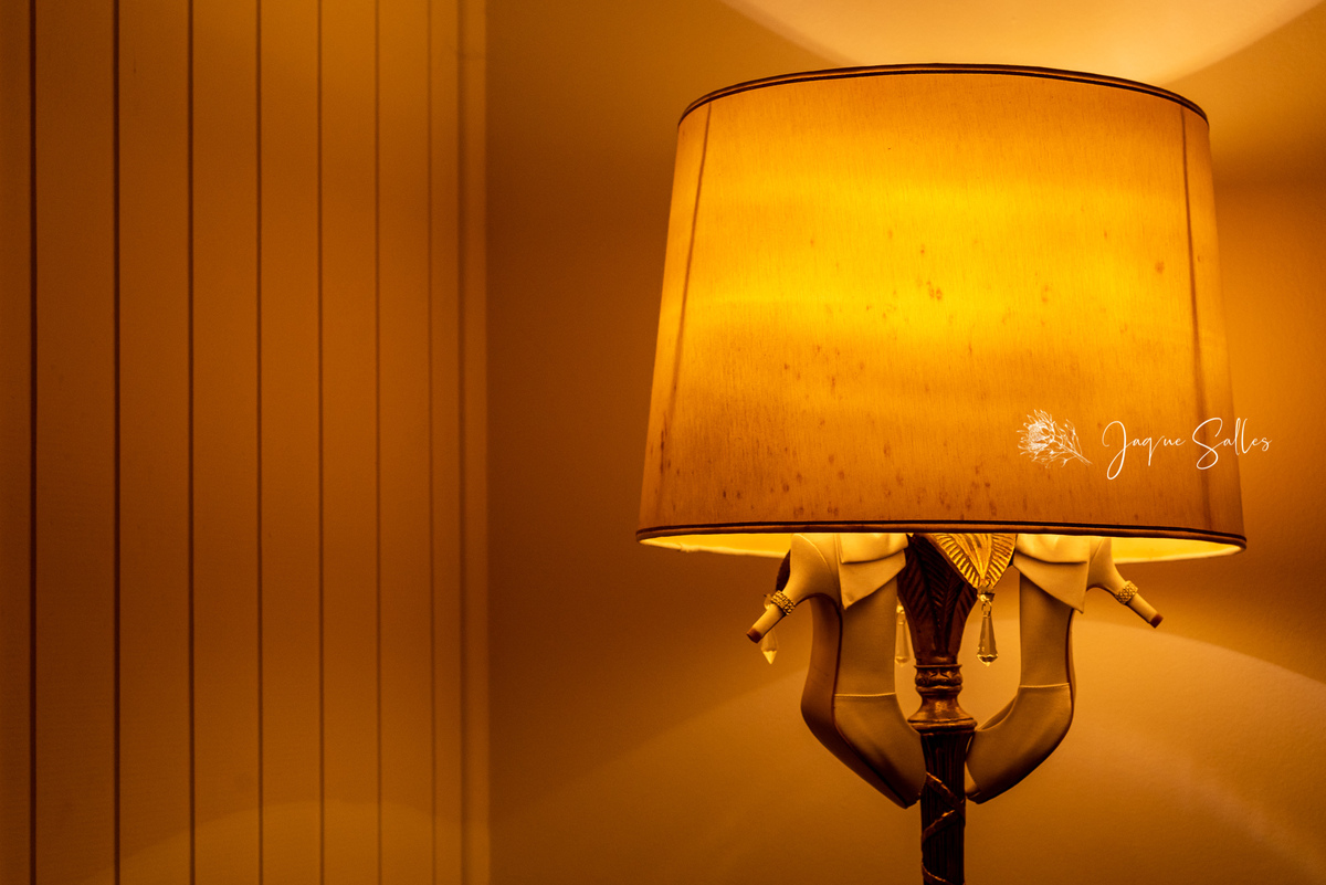 Sapato da noiva fotografado com arte por Jaque Salles Fotografia, fotógrafa no Rio de Janeiro RJ no salão Maison Esmell de Ipanema Rio de Janeiro