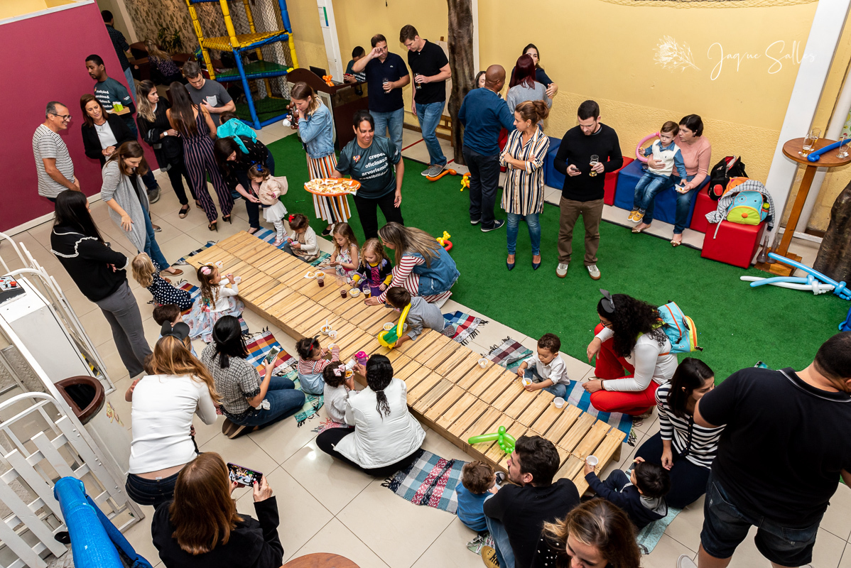 Hora do lanche na festa de 2 anos do Davi. A Fotógrafa Jaque Salles Registra tudo por um ângulo bem diferente