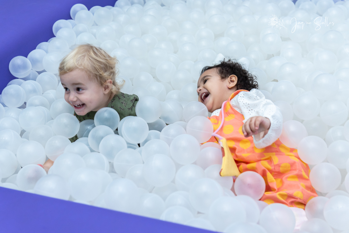 Helena brinca na piscina de bolinha durante sua Festa de Aniversário de dois anos na Barra da Tijuca - RJ Fotografia de Jaque Salles 