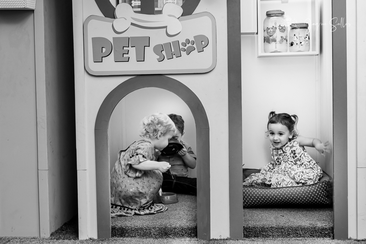 Helena recebe os personagens Mickey, Minnie e Pateta durante sua Festa de Aniversário de dois anos. O evento aconteceu na Casa em Festa, Barra da Tijuca, Rio de Janeiro - RJ  e foi fotografado por Jaque Salles Fotografia