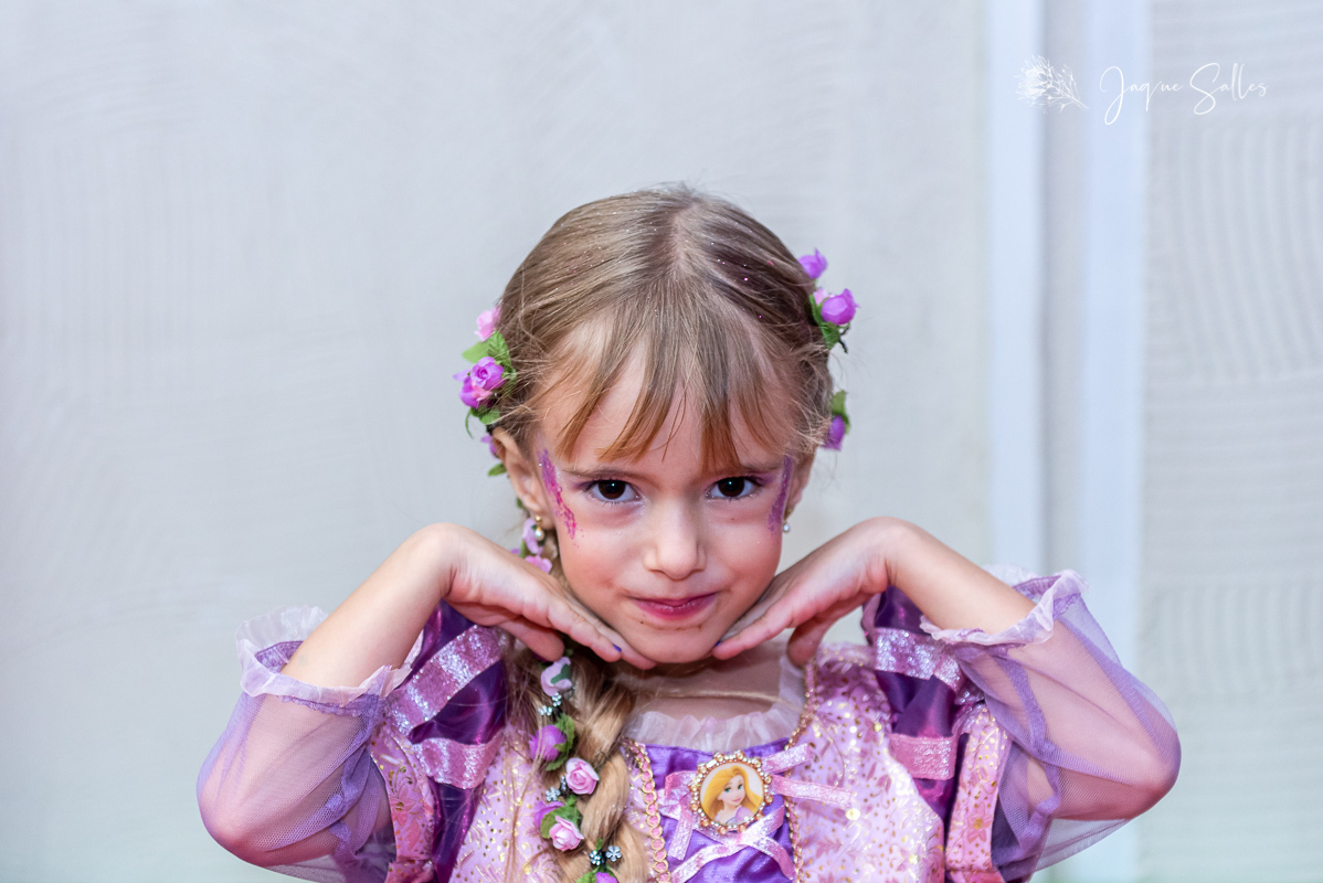 A Julia completou cinco anos e uma linda Festa de Aniversário marcou a data.
A princesa Rapunzel foi a escolhida para ser o Tema do Aniversário e os principais Personagens do Filme Enrolados marcaram presença na Festa. Fotografia de Jaque Salles