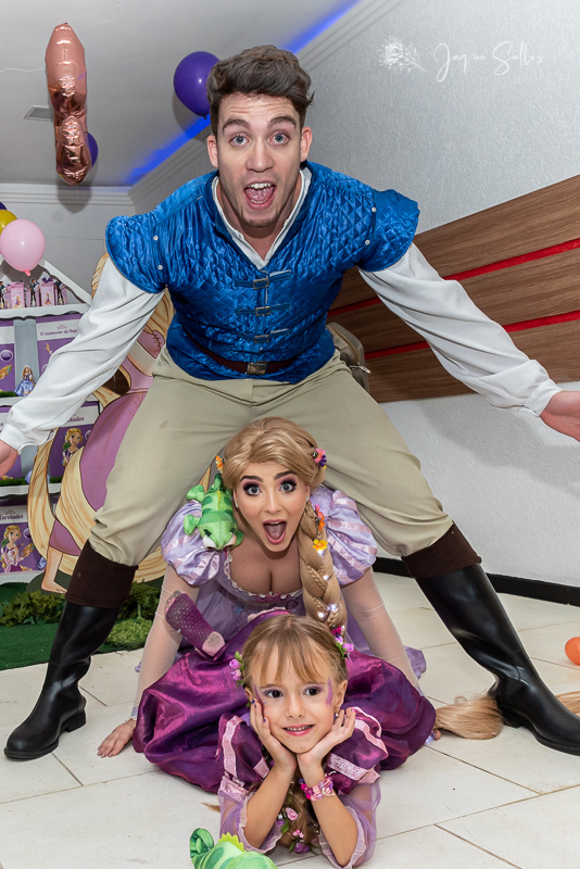 A Julia completou cinco anos e uma linda Festa de Aniversário marcou a data.
A princesa Rapunzel foi a escolhida para ser o Tema do Aniversário e os principais Personagens do Filme Enrolados marcaram presença na Festa. Fotografia de Jaque Salles