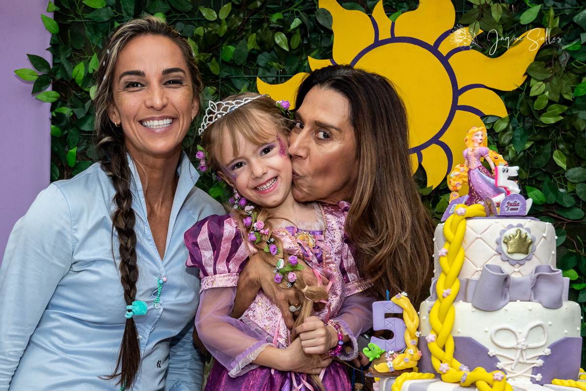 A Julia completou cinco anos e uma linda Festa de Aniversário marcou a data.
A princesa Rapunzel foi a escolhida para ser o Tema do Aniversário e os principais Personagens do Filme Enrolados marcaram presença na Festa. Fotografia de Jaque Salles
