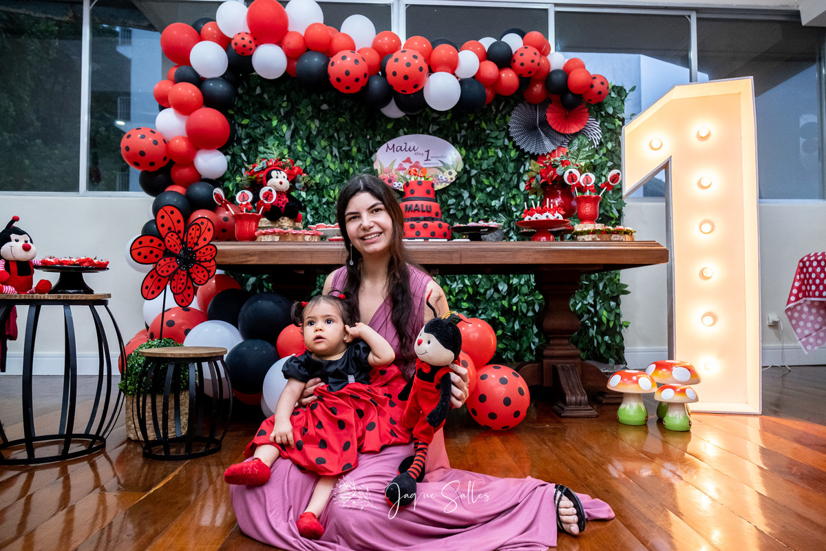 Malu comemora seu primeiro aniversário com festa no tema Joaninha. Fotografia de Jaque Salles