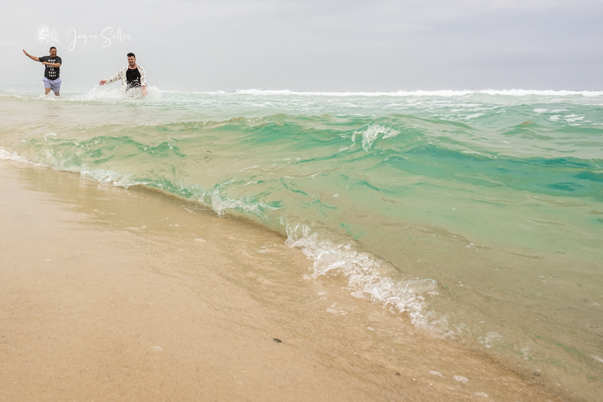 Ensaio fotográfico gay no Rio de Janeiro. Fotografia homoafetiva LGBTQ+ no RJ. Ensaio fotográfico pré wedding gay na praia da Barra da Tijuca. Fotos da fotógrafa de casamento gay no Rio de Janeiro Jaque Salles Fotografia. Movimento LGBTQIA+ fotografia gay