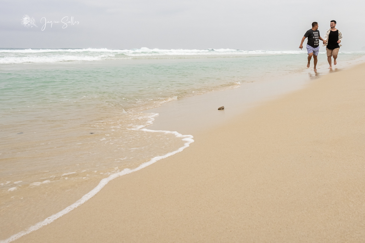 Ensaio fotográfico gay no Rio de Janeiro. Fotografia homoafetiva LGBTQ+ no RJ. Ensaio fotográfico pré wedding gay na praia da Barra da Tijuca. Fotos da fotógrafa de casamento gay no Rio de Janeiro Jaque Salles Fotografia. Movimento LGBTQIA+ fotografia gay