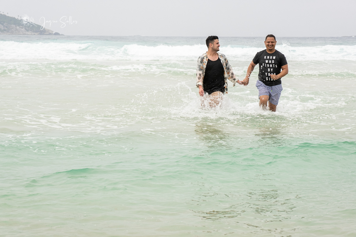 Ensaio fotográfico gay no Rio de Janeiro. Fotografia homoafetiva LGBTQ+ no RJ. Ensaio fotográfico pré wedding gay na praia da Barra da Tijuca. Fotos da fotógrafa de casamento gay no Rio de Janeiro Jaque Salles Fotografia. Movimento LGBTQIA+ fotografia gay