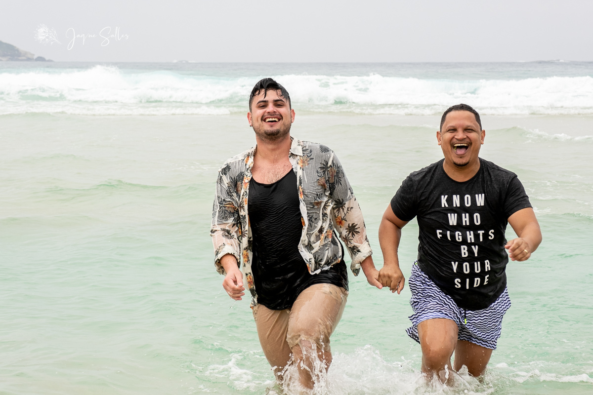 Ensaio fotográfico gay no Rio de Janeiro. Fotografia homoafetiva LGBTQ+ no RJ. Ensaio fotográfico pré wedding gay na praia da Barra da Tijuca. Fotos da fotógrafa de casamento gay no Rio de Janeiro Jaque Salles Fotografia. Movimento LGBTQIA+ fotografia gay