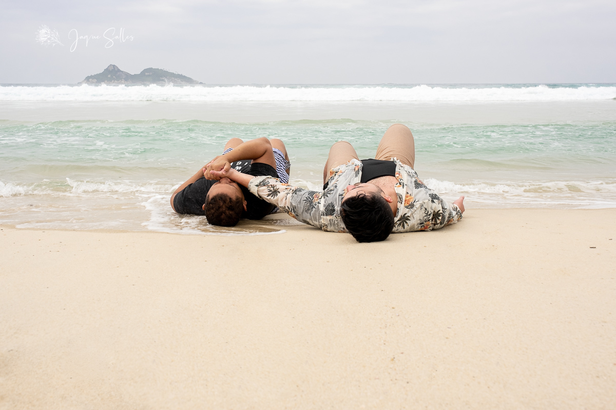 Ensaio fotográfico gay no Rio de Janeiro. Fotografia homoafetiva LGBTQ+ no RJ. Ensaio fotográfico pré wedding gay na praia da Barra da Tijuca. Fotos da fotógrafa de casamento gay no Rio de Janeiro Jaque Salles Fotografia. Movimento LGBTQIA+ fotografia gay