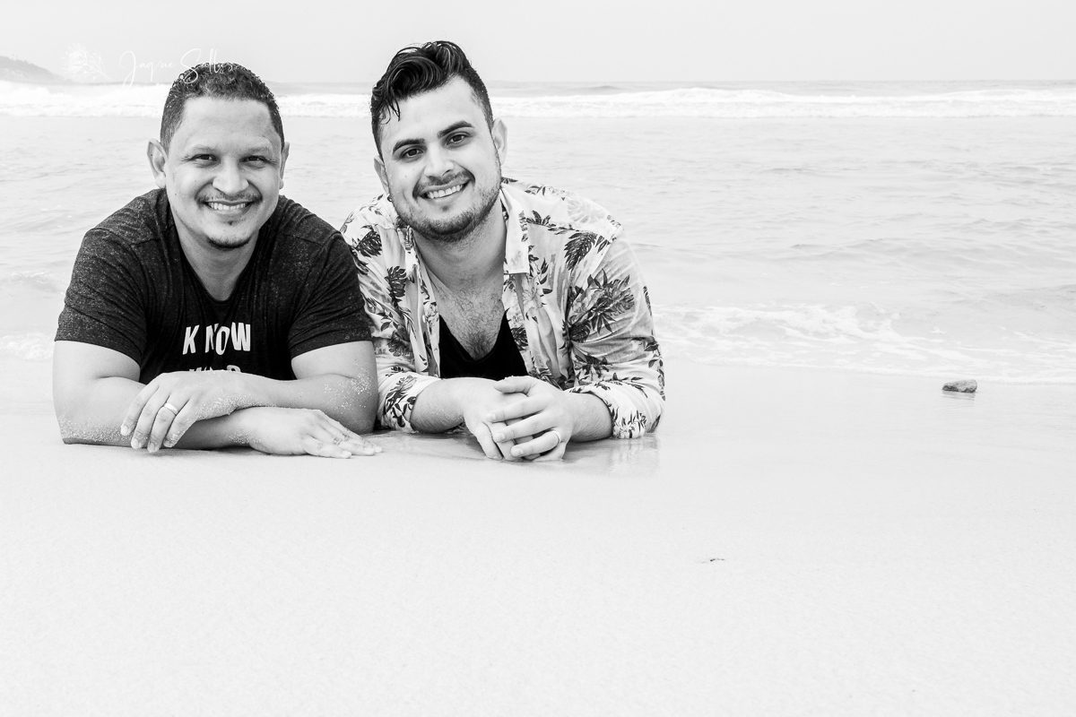 Ensaio fotográfico gay no Rio de Janeiro. Fotografia homoafetiva LGBTQ+ no RJ. Ensaio fotográfico pré wedding gay na praia da Barra da Tijuca. Fotos da fotógrafa de casamento gay no Rio de Janeiro Jaque Salles Fotografia. Movimento LGBTQIA+ fotografia gay