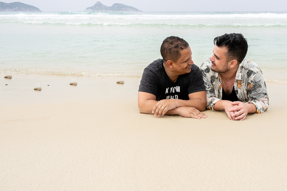 Ensaio fotográfico gay no Rio de Janeiro. Fotografia homoafetiva LGBTQ+ no RJ. Ensaio fotográfico pré wedding gay na praia da Barra da Tijuca. Fotos da fotógrafa de casamento gay no Rio de Janeiro Jaque Salles Fotografia. Movimento LGBTQIA+ fotografia gay