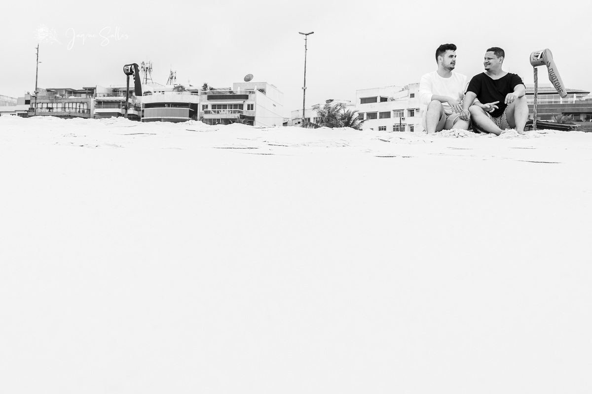 Ensaio fotográfico gay no Rio de Janeiro. Fotografia homoafetiva LGBTQ+ no RJ. Ensaio fotográfico pré wedding gay na praia da Barra da Tijuca. Fotos da fotógrafa de casamento gay no Rio de Janeiro Jaque Salles Fotografia. Movimento LGBTQIA+ fotografia gay