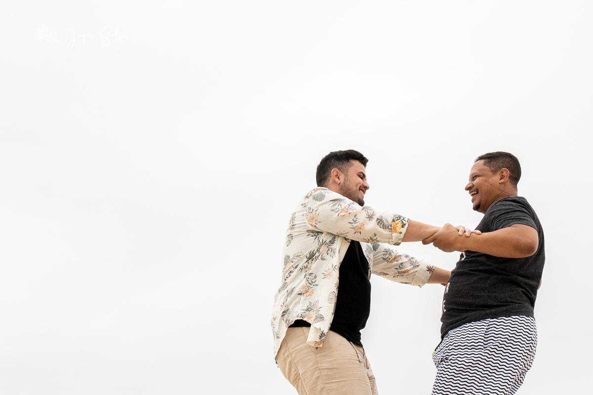 Ensaio fotográfico gay no Rio de Janeiro. Fotografia homoafetiva LGBTQ+ no RJ. Ensaio fotográfico pré wedding gay na praia da Barra da Tijuca. Fotos da fotógrafa de casamento gay no Rio de Janeiro Jaque Salles Fotografia. Movimento LGBTQIA+ fotografia gay