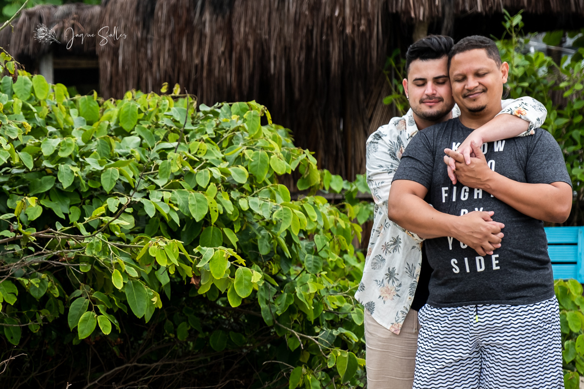 Ensaio fotográfico gay no Rio de Janeiro. Fotografia homoafetiva LGBTQ+ no RJ. Ensaio fotográfico pré wedding gay na praia da Barra da Tijuca. Fotos da fotógrafa de casamento gay no Rio de Janeiro Jaque Salles Fotografia. Movimento LGBTQIA+ fotografia gay