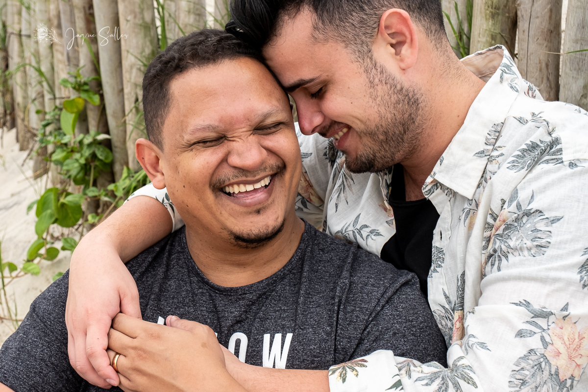 Ensaio fotográfico gay no Rio de Janeiro. Fotografia homoafetiva LGBTQ+ no RJ. Ensaio fotográfico pré wedding gay na praia da Barra da Tijuca. Fotos da fotógrafa de casamento gay no Rio de Janeiro Jaque Salles Fotografia. Movimento LGBTQIA+ fotografia gay