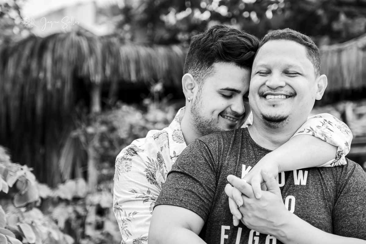 Ensaio fotográfico gay no Rio de Janeiro. Fotografia homoafetiva LGBTQ+ no RJ. Ensaio fotográfico pré wedding gay na praia da Barra da Tijuca. Fotos da fotógrafa de casamento gay no Rio de Janeiro Jaque Salles Fotografia. Movimento LGBTQIA+ fotografia gay