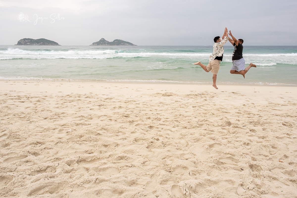 Ensaio fotográfico gay no Rio de Janeiro. Fotografia homoafetiva LGBTQ+ no RJ. Ensaio fotográfico pré wedding gay na praia da Barra da Tijuca. Fotos da fotógrafa de casamento gay no Rio de Janeiro Jaque Salles Fotografia. Movimento LGBTQIA+ fotografia gay