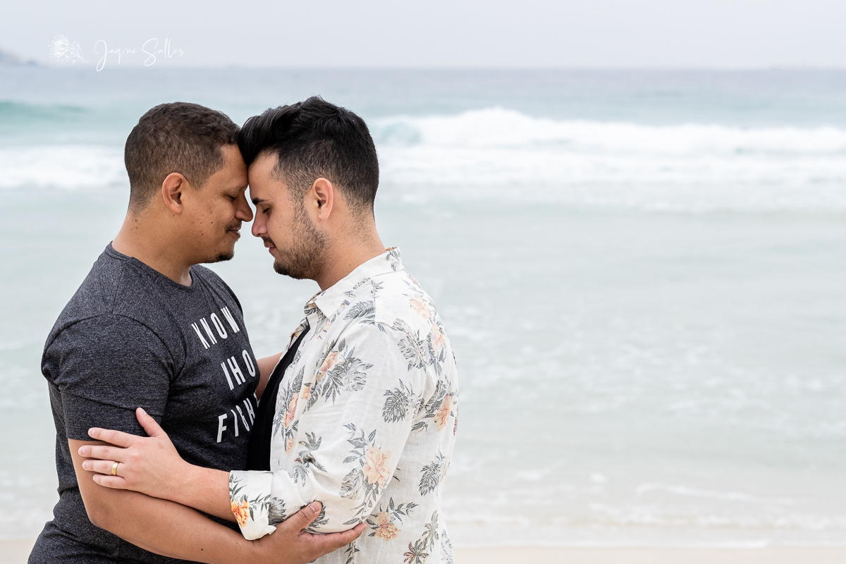 Ensaio fotográfico gay no Rio de Janeiro. Fotografia homoafetiva LGBTQ+ no RJ. Ensaio fotográfico pré wedding gay na praia da Barra da Tijuca. Fotos da fotógrafa de casamento gay no Rio de Janeiro Jaque Salles Fotografia. Movimento LGBTQIA+ fotografia gay