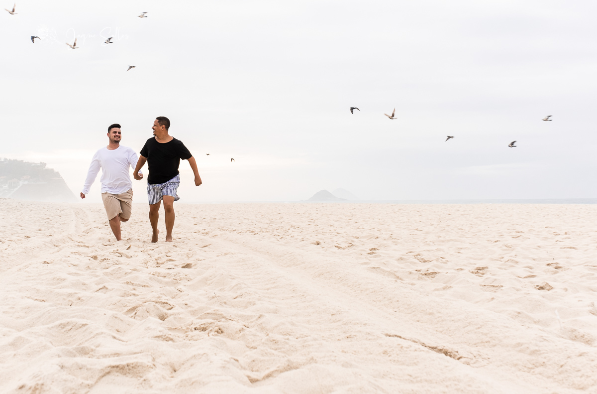 Ensaio fotográfico gay no Rio de Janeiro. Fotografia homoafetiva LGBTQ+ no RJ. Ensaio fotográfico pré wedding gay na praia da Barra da Tijuca. Fotos da fotógrafa de casamento gay no Rio de Janeiro Jaque Salles Fotografia. Movimento LGBTQIA+ fotografia ga